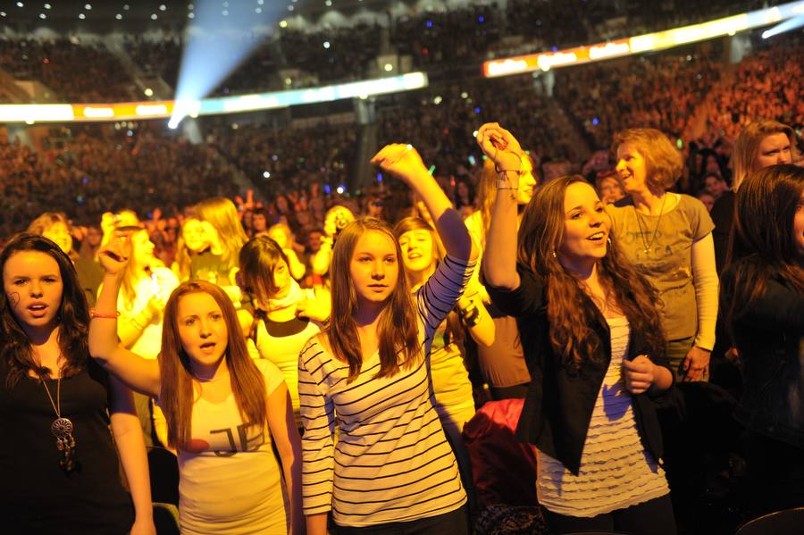 Justin Bieber – 11.000 Mädels bekreischten den Tourstart von The Biebs. – Die Fans warteten schon Stunden vorher
