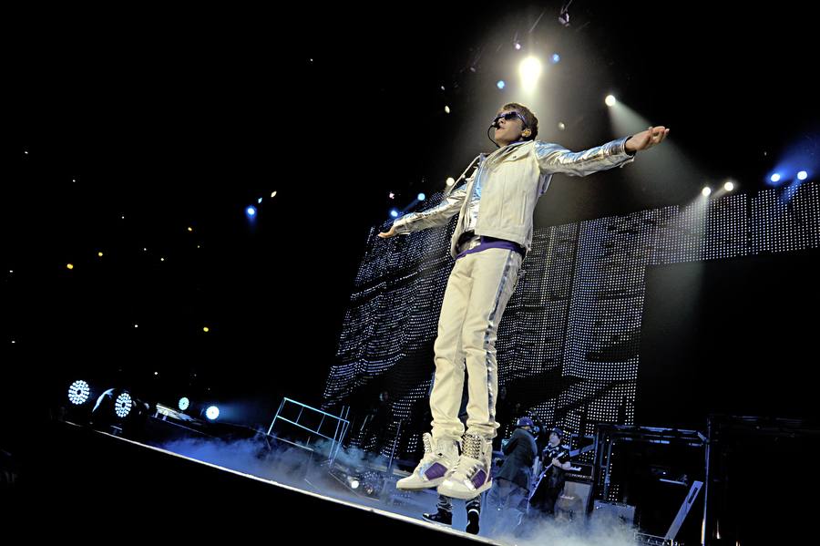 Justin Bieber – 11.000 Mädels bekreischten den Tourstart von The Biebs. – Und hüpft sich gleich mal in Laune
