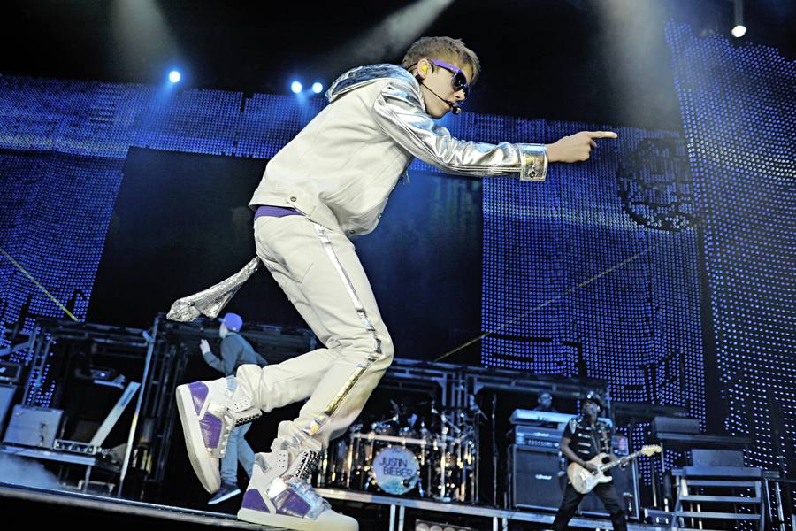 Justin Bieber – 11.000 Mädels bekreischten den Tourstart von The Biebs. – Die Show verlangt größte Fitness vom Interpreten