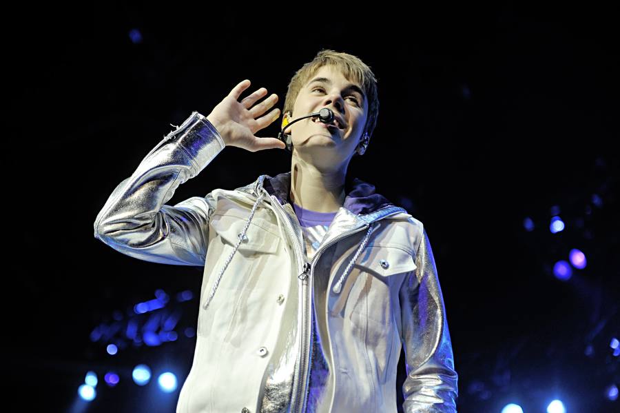 Justin Bieber – 11.000 Mädels bekreischten den Tourstart von The Biebs. – Justin spielt mit den meist weiblichen Fans