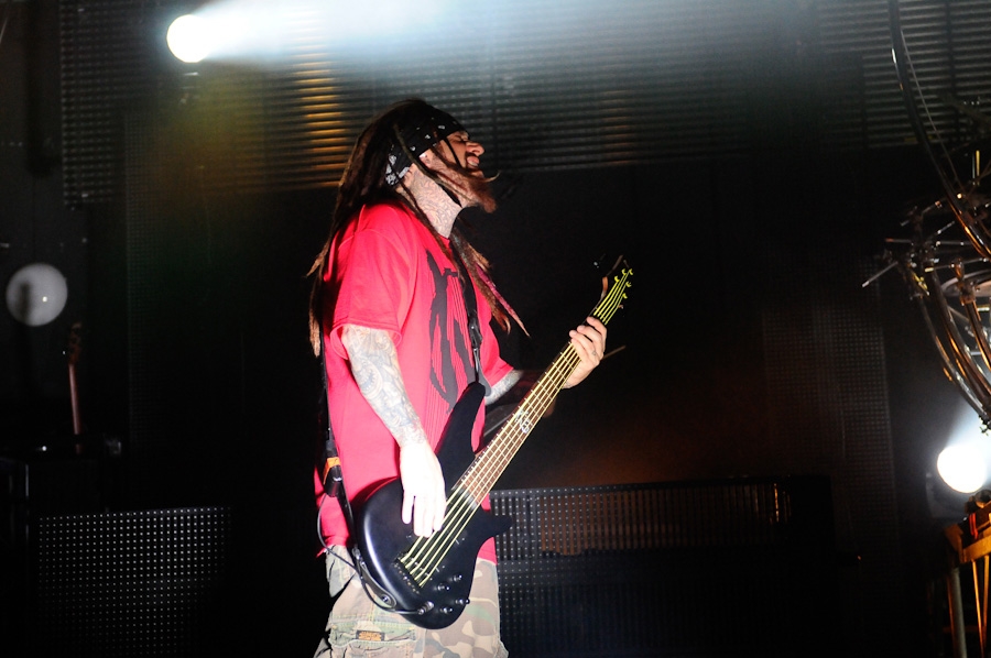 Korn – Jonathan Davis und Band hatten den Draht zum Publikum. – Gründungsmitglied Fieldy.