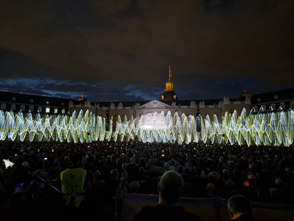 Spektakuläre Show vor dem Karlsruher Schloss beim einzigen Deutschland-Konzert in diesem Jahr. – Kraftwerk.
