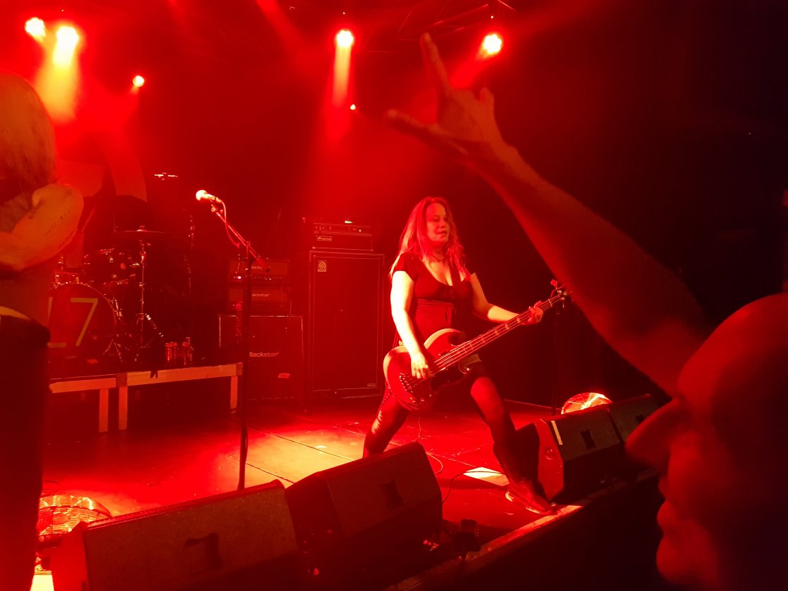 L7 Jennifer Finch Mal Nicht Barfuss 5 21 L7 Rocken Gegen Die Schweizer Nationalmannschaft Endstand 1 0 Laut De Foto