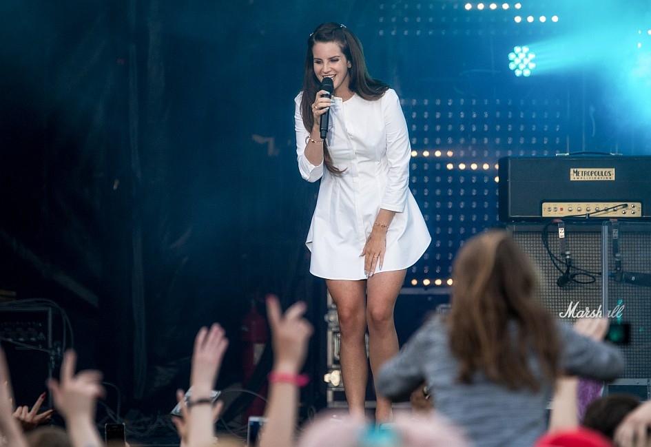 Lana Del Rey Lana und Fans. (6/15) Im kurzen Weißen beim einzigen