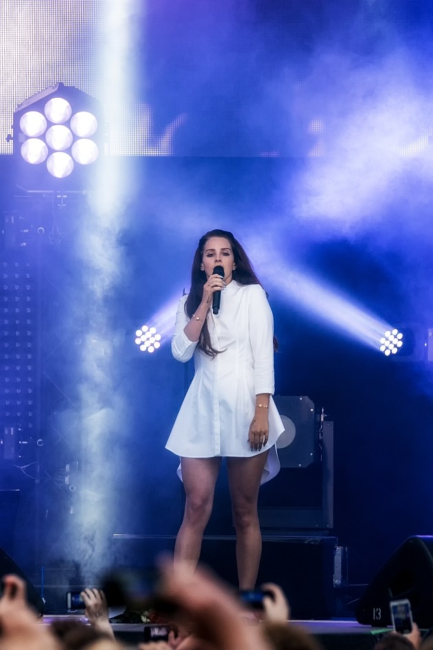 Lana Del Rey Lana on stage. (11/15) Im kurzen Weißen beim einzigen
