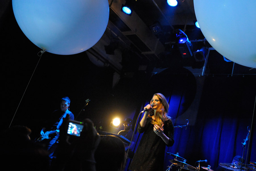 Lana Del Rey live im ausverkauften Kölner Gebäude 9 – Die Ballons dienten als Leinwand für Filmschnipsel