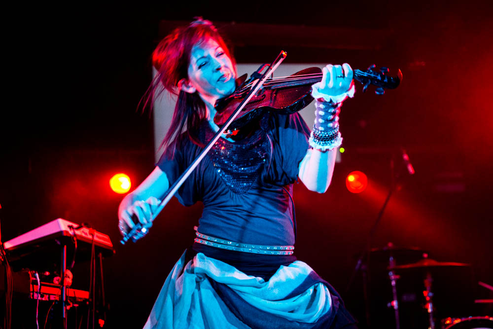 Lindsey und ihre Geige im ausverkauften Luxor. – Lindsey Stirling