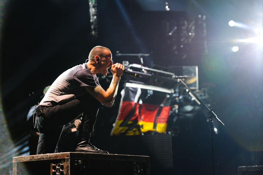 Linkin Park zerlegen ein letztes Mal den Nürburgring. – Schon wieder mit Deutschland-Flagge.