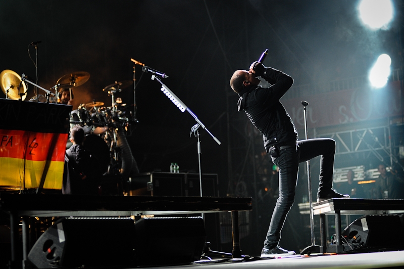 Mit Deutschland-Flagge auf der Bühne. – Linkin Park.