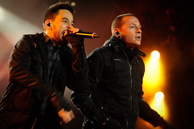Linkin Park – Mit Deutschland-Flagge auf der Bühne. – Mike und Chester im Doppelpack.