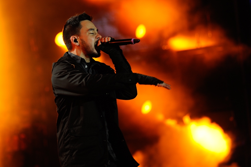 Linkin Park – Mit Deutschland-Flagge auf der Bühne. – Mike Shinoda.