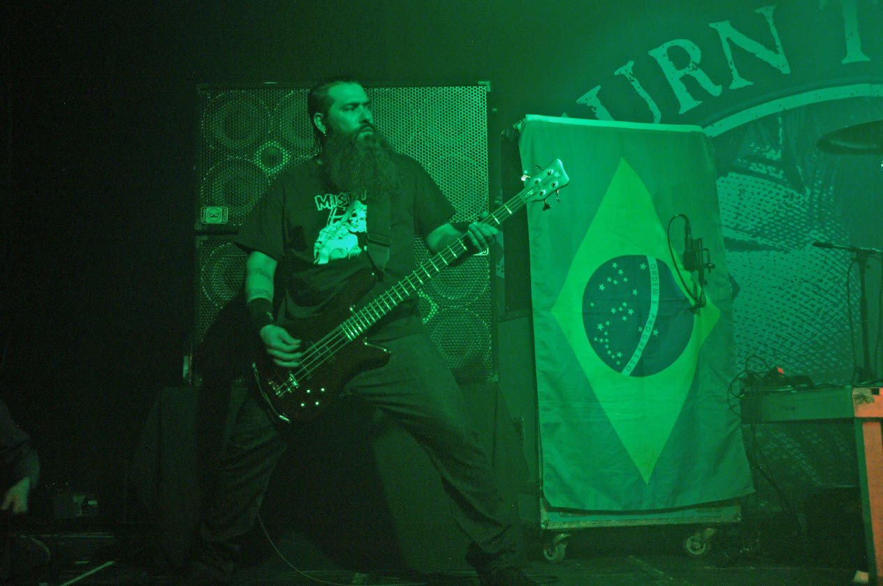 Max & Igor Cavalera – Max und Igor führen das legendäre Sepultura-Album "Roots" komplett auf. – Johny Chow am Bass.