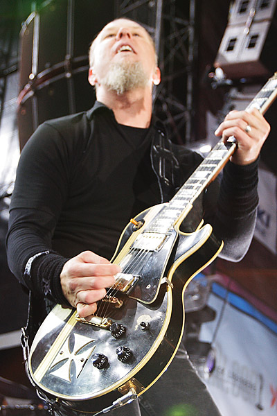 Metallica – Grauer Bart, harter Rock: James Hetfield und seine Therapiegruppe kurieren den Nürburgring. – 