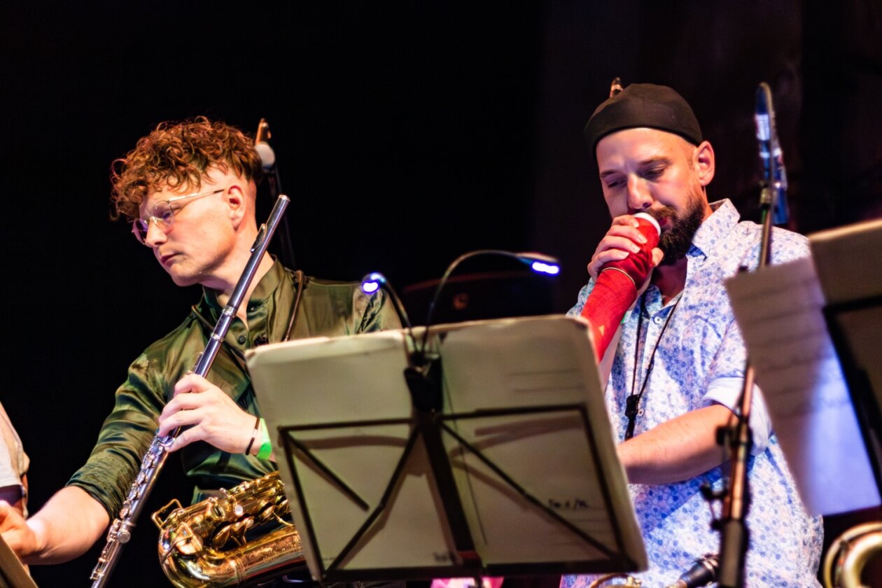 Monika Roscher Big Band Auch mal am Didgeridoo. (12/24) Witchy