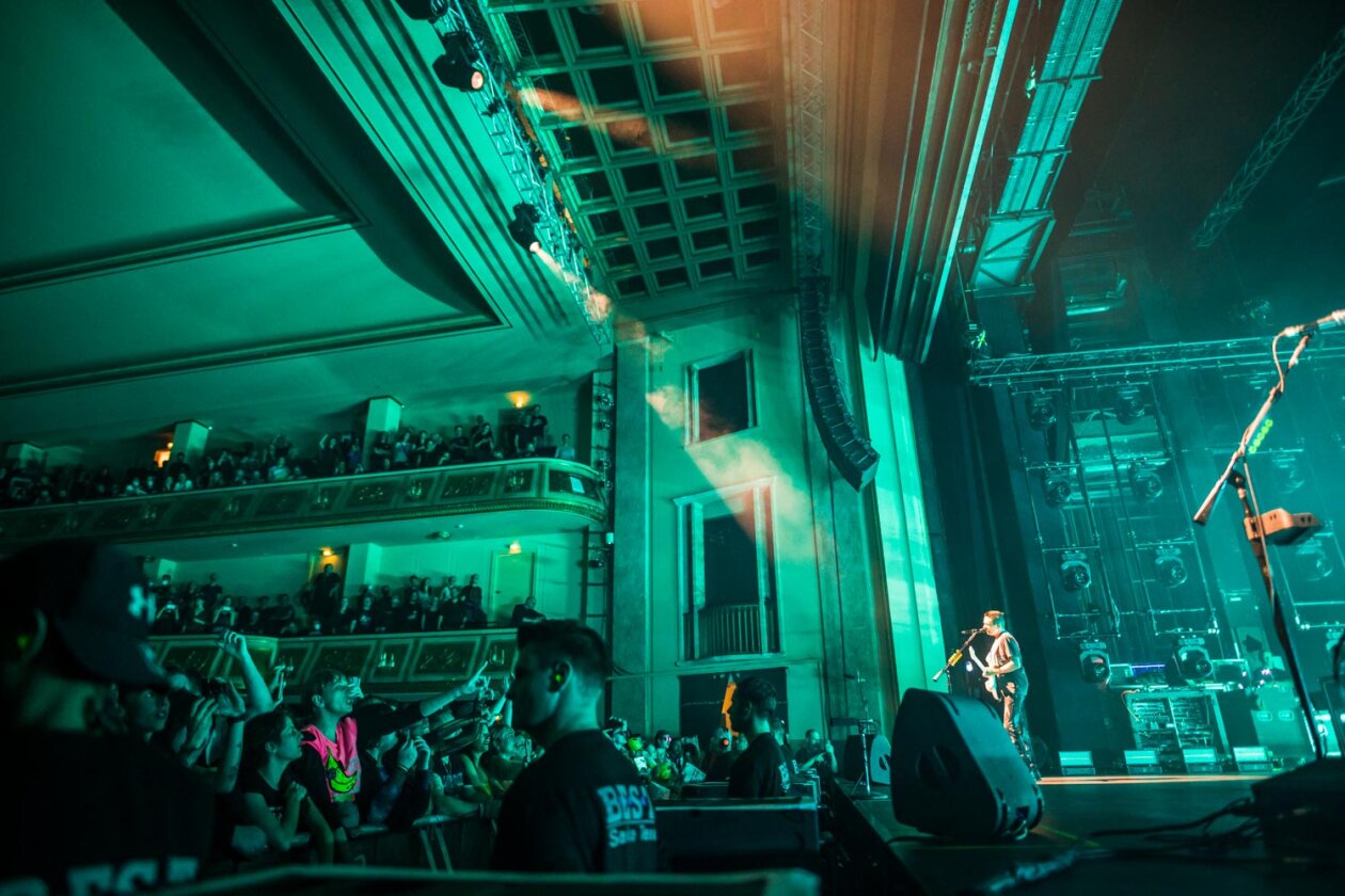 Mal im etwas kleineren Rahmen: Matthew Bellamy und Co. beim letzten Gig ihrer "October Theatre Tour" im Herbst in der Hauptstadt. – Muse und Fans.