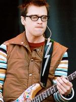 Weezer: Rivers Cuomo nach Busunfall verletzt