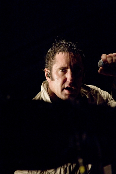 Nine Inch Nails – Das ist keine Musik, das ist der Sound einer Stahlgießerei: Laut und brachial. – Die Fotografen fest im Blick.
