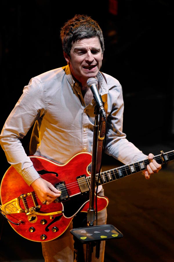 Noel Gallagher's High Flying Birds – Nach dem Split vom Bruder zeigt Noel Gallagher wo es lang geht. – Auch alte Oasis-Songs sind im Gepäck.