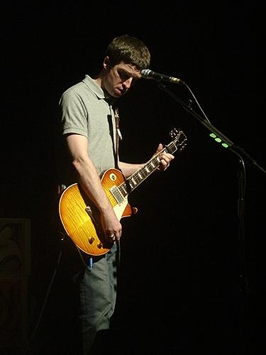 Oasis – Die Inseltwins bei ihrem Auftritt am 29.11.2002 im Messecentrum B. – Noels gelbe Gitarre.
