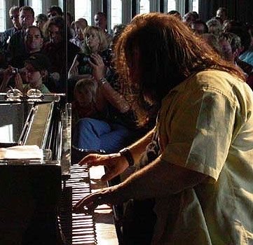 Patrick Manzecchi – Manzecchi mit der Piano-Legende Richie Beirach. – Richie Beirach in seinem Element.