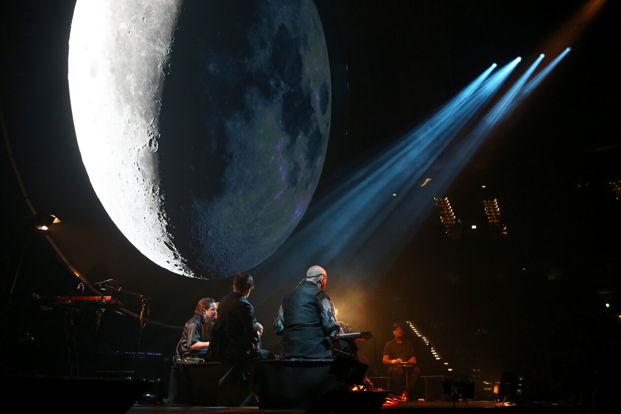 Peter Gabriel – Umjubelter Auftritt des Briten in der Hansestadt. – Rising Moon. 