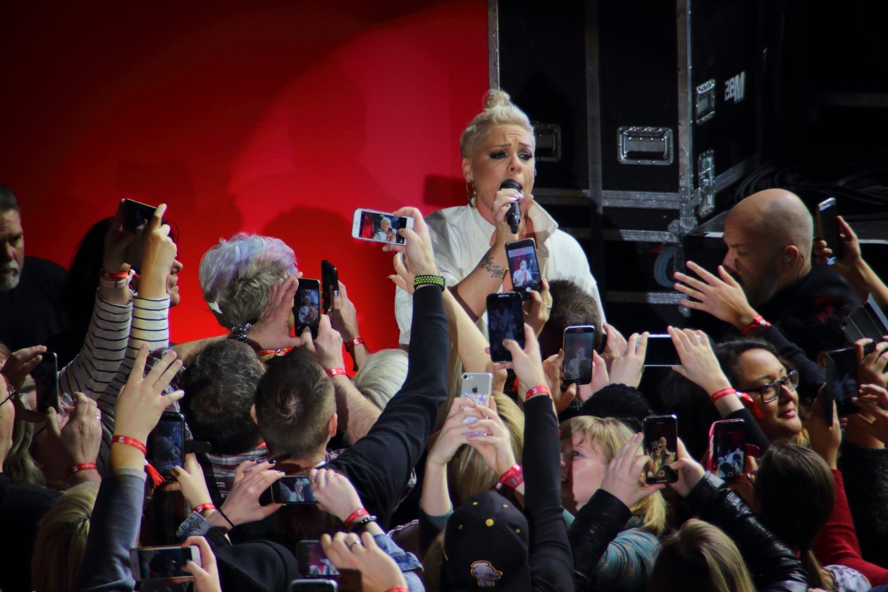 Pink – P!nk spielt ein intimes "Beautiful Trauma"-Konzert in Deutschland. – Im Smartphone-Auflauf.