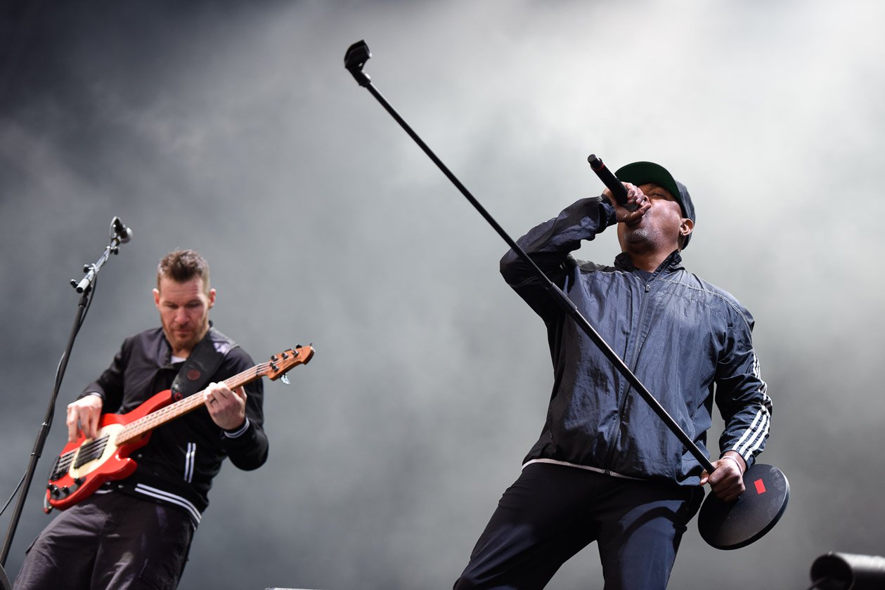 Prophets Of Rage – RATM + Public Enemx + Cypress Hill stürmen die Bühne. – Tim Commerford am Bass.