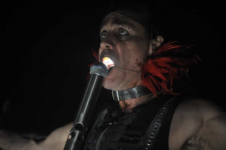 Rammstein Herr Lindemann und seine Lampe. (2/22) Zensur hin oder