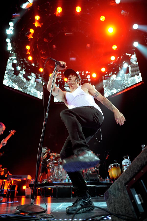 Red Hot Chili Peppers – Kiedis, Flea und Co. rocken die Crowd. – Anthony in Bestform.
