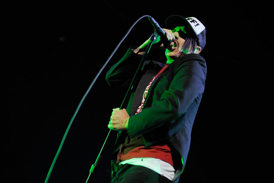 Red Hot Chili Peppers – Kiedis, Flea und Co. rocken die Crowd. – Kiedis again.