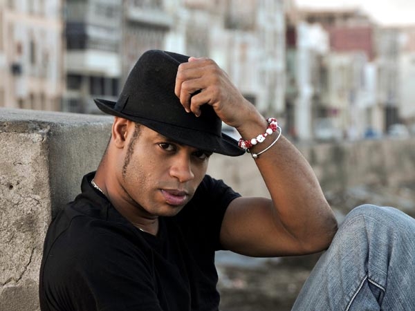 Der kubanische Jazz-Pianist Roberto Fonseca serviert 2009 "Akokan". – Für sein zweites Enja-Album ...