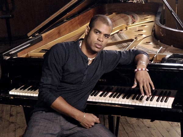 Der kubanische Jazz-Pianist Roberto Fonseca serviert 2009 "Akokan". – Der gefeierte Pianist verpackt die Musiktradition ...