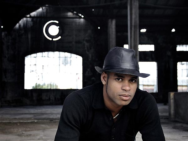 Der kubanische Jazz-Pianist Roberto Fonseca serviert 2009 "Akokan". – ... lädt Roberto Fonseca den Singer/Songwriter ...