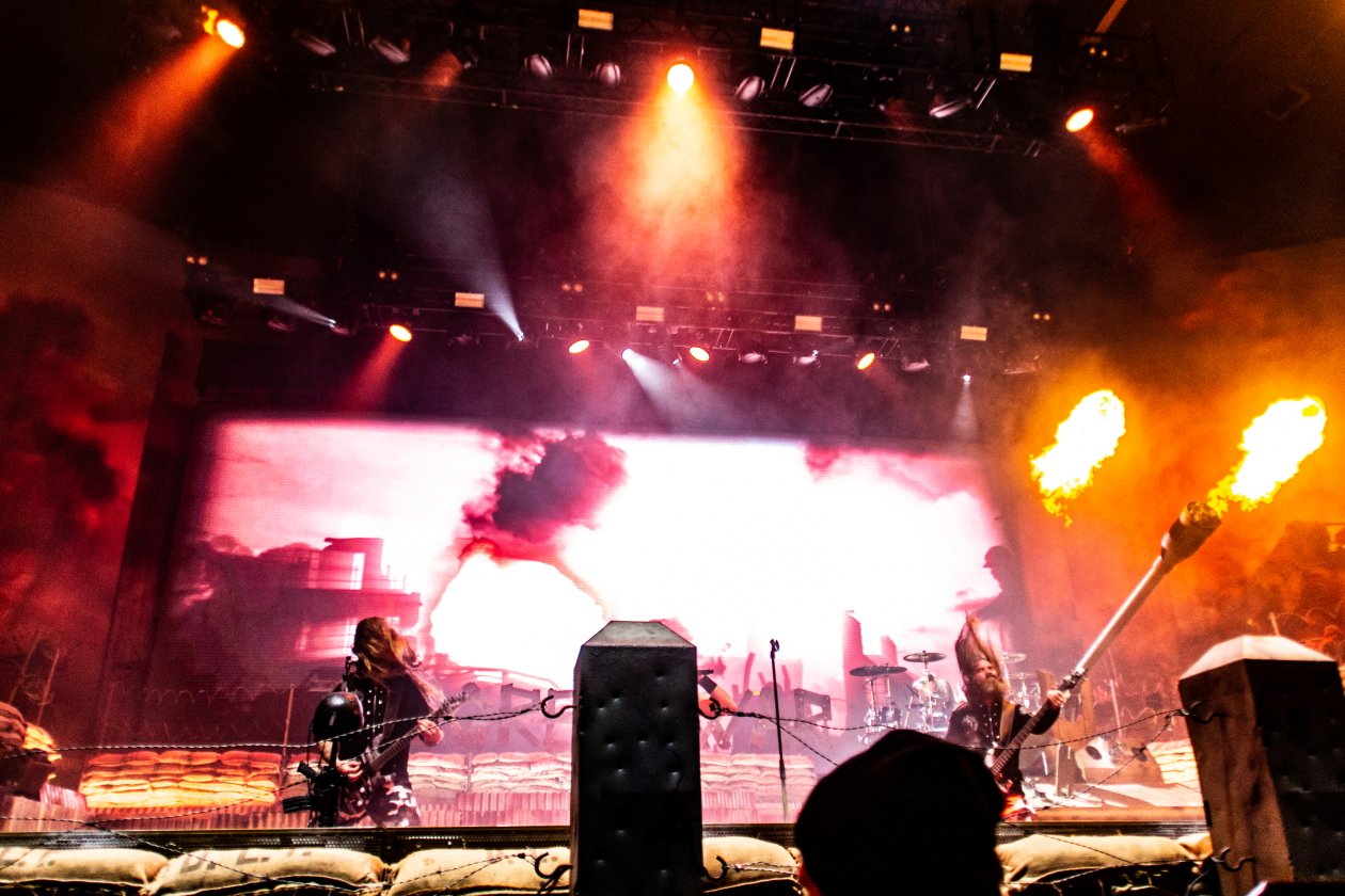Sabaton – Im Schützengraben bei "The Great Tour". – Sogar der Schlagzeugpanzer spuckt Feuer.