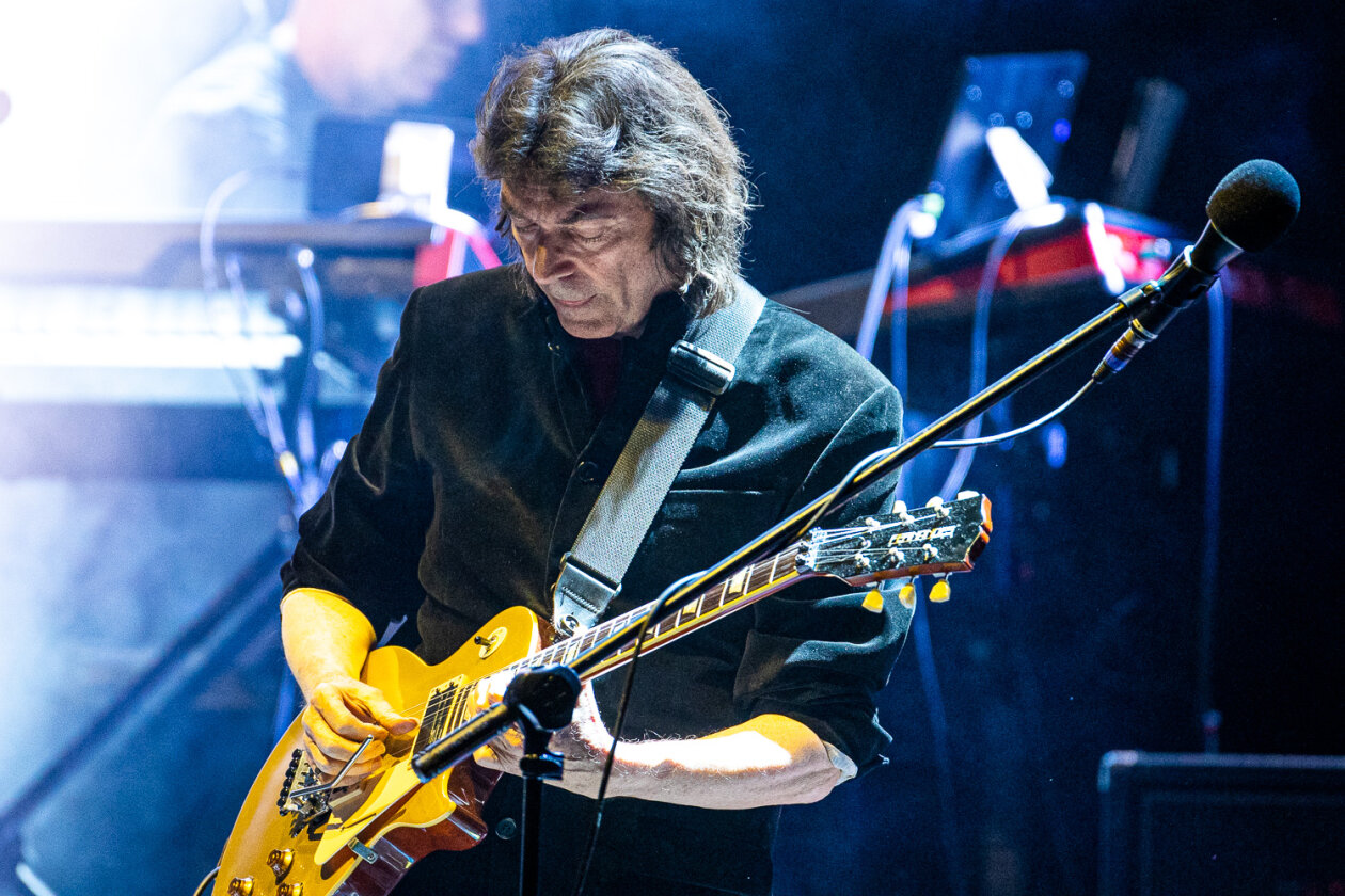 Auf "Foxtrot At Fifty-Tour": Der legendäre Gitarrist, ein Genesis-Mitglied in den 70ern, zu Gast in der Hauptstadt. – Steve Hackett.