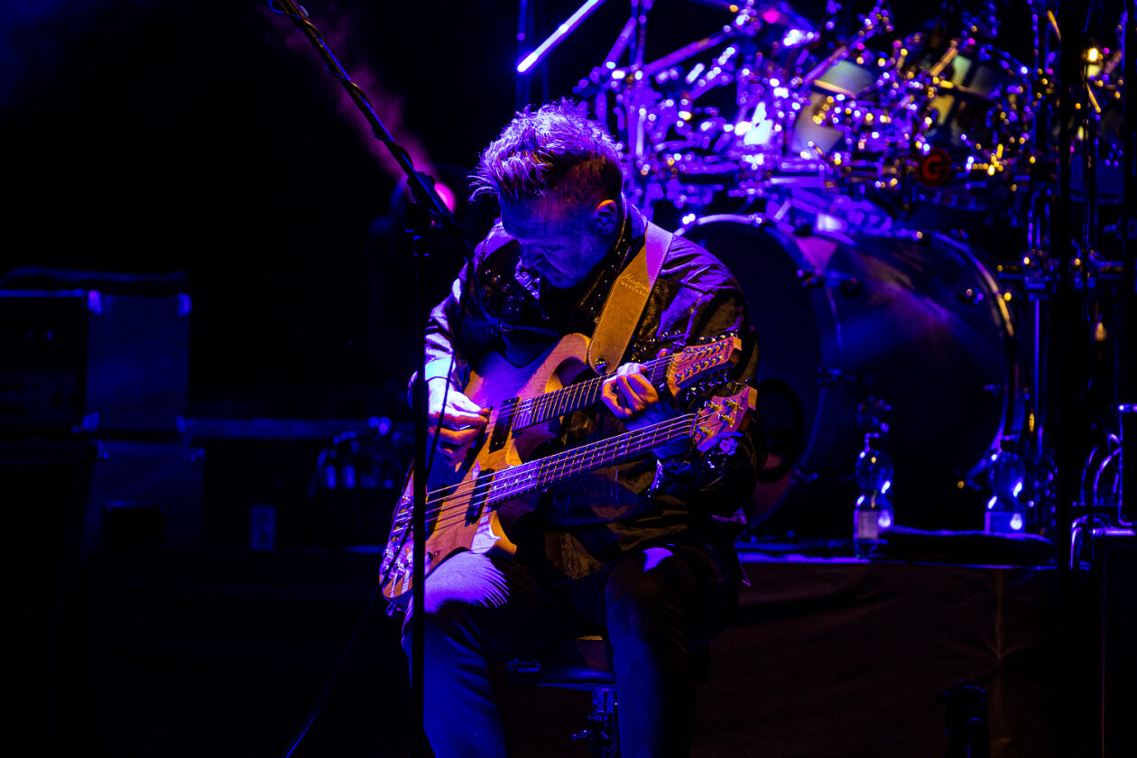 Auf "Foxtrot At Fifty-Tour": Der legendäre Gitarrist, ein Genesis-Mitglied in den 70ern, zu Gast in der Hauptstadt. – Steve Hackett-Band.