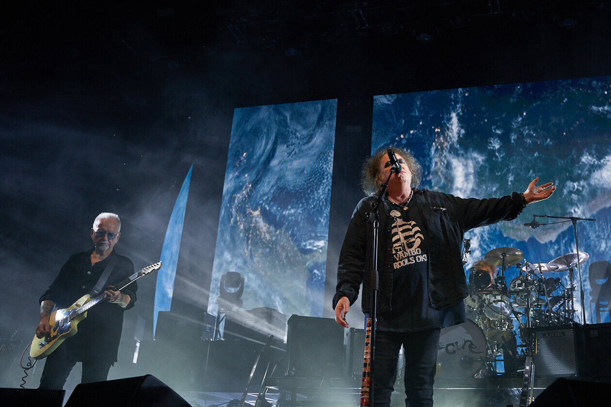 Gut gelaunt auf Europa-Tour: Robert Smith und Band spielen ein mit Hits und Fanfavs gespicktes Set. – The Cure in Berlin.