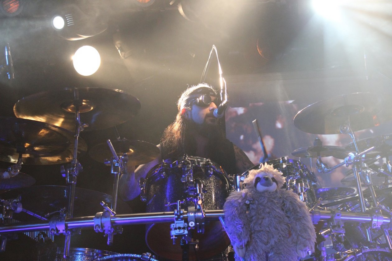 The Neal Morse Band – Drum-Krake Mike Portnoy und sein Äffchen. 