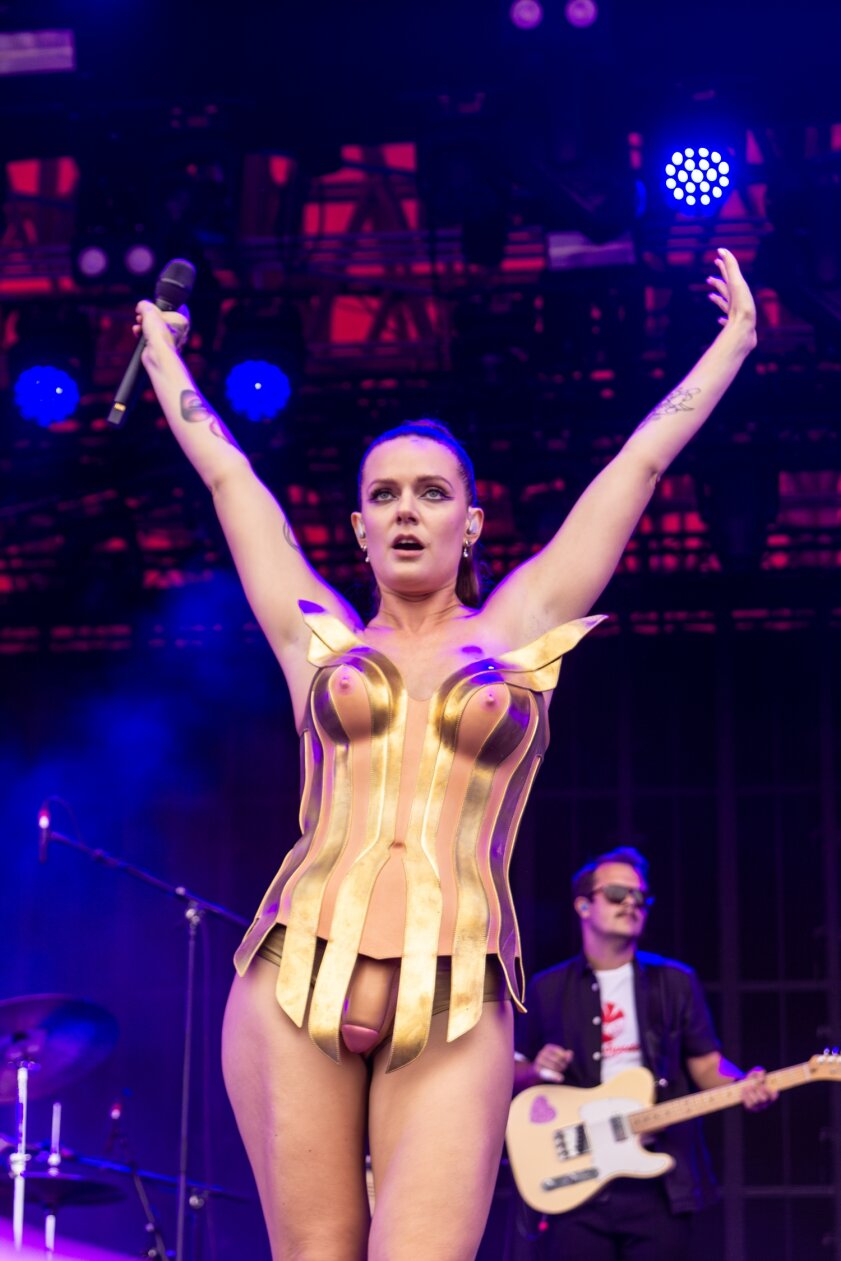 Tove Lo – Schwedens Superstar auf der Orange Stage. – Best dressed person of the festival?