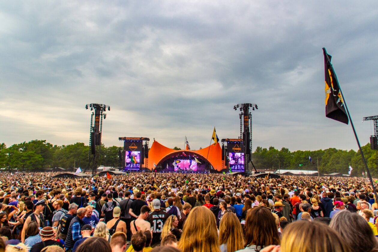 Tove Lo – Schwedens Superstar auf der Orange Stage. – Die Kulisse ist beeindruckend.