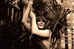 Kate baumelt am Seil.|&copy; Universal Music 