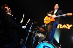 Slim Jim und Brian Setzer nehmen das Drumset in Beschlag|&copy; laut.de (Fotograf: Peter Wafzig)