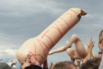 Zur Begrüßung wurden Katy Sextoys entgegengestreckt.|&copy; laut.de (Fotograf: Florian Schade)