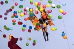 Inmitten von Luftballons springt Pink aus 20 Metern auf die Bühne|&copy; laut.de (Fotograf: Peter Wafzig)