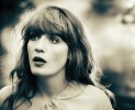 Florence Welch lässt Blumen sprechen., Pressebilder 2010 | © Universal (Fotograf: )