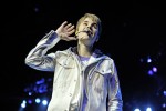 Justin spielt mit den meist weiblichen Fans|&copy; laut.de (Fotograf: Peter Wafzig)