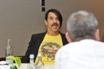 Anthony Kiedis (im Vordergrund: Maik Lenze von der LAUT AG)|&copy; laut.de (Fotograf: Jan Knoff)