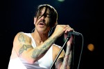 Anthony Kiedis am Mikro ...|&copy; laut.de (Fotograf: Peter Wafzig)
