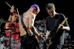 ... Drummer Chad, Flea am Bass und Josh an der Gitarre.|&copy; laut.de (Fotograf: Peter Wafzig)