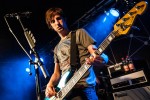 Johannes Stolle zupft den Bass...|&copy; laut.de (Fotograf: Peter Wafzig)